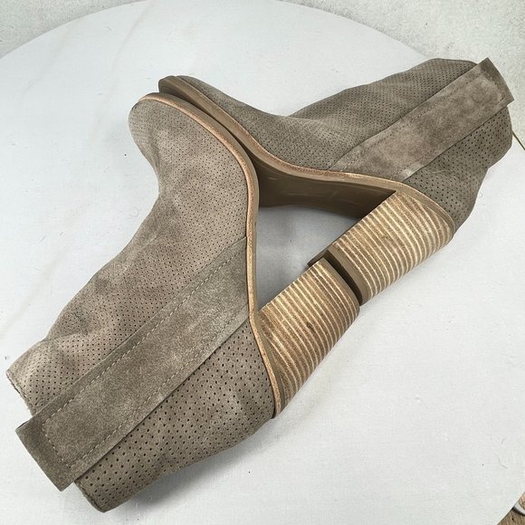 NWT DOLCE VITA Womens 10 Beige Perforated Ankle Boots Stacked Heels Side Zip Up - Picture 6 of 10